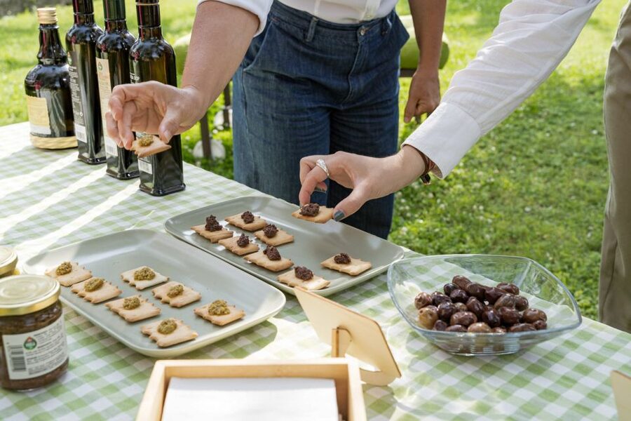 Bardolino: Lake Garda Oil Mill Tour with Olive Oil Tasting - The outdoor tasting garden: 4 oils, real food pairings