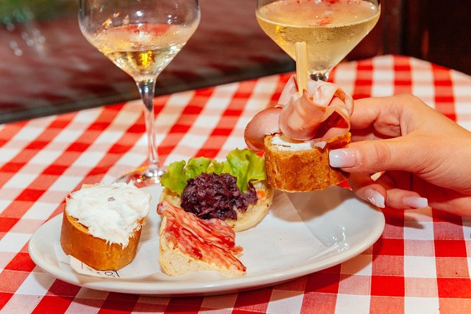 Drinks & Bites in Verona Private Tour - Stop 2: Casa di Giulietta white wine under medieval porches