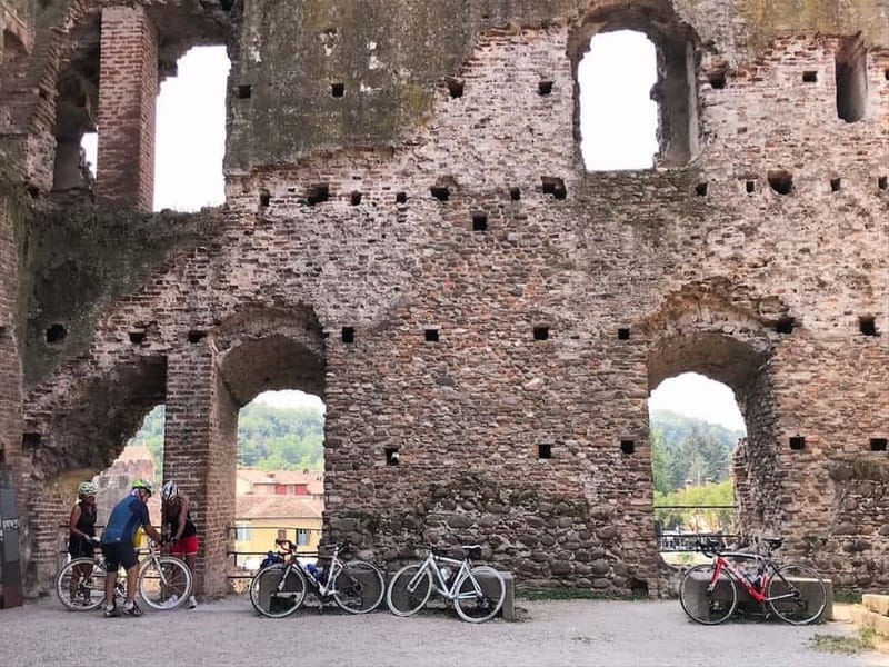 E-bike adventure among villages and medieval castles - Who should book this e-bike adventure