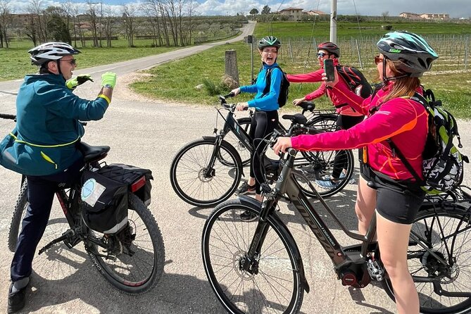 E-Bike tour with stop in the cellar in the Bardolino area - The flow of the tour: three stops that build the story