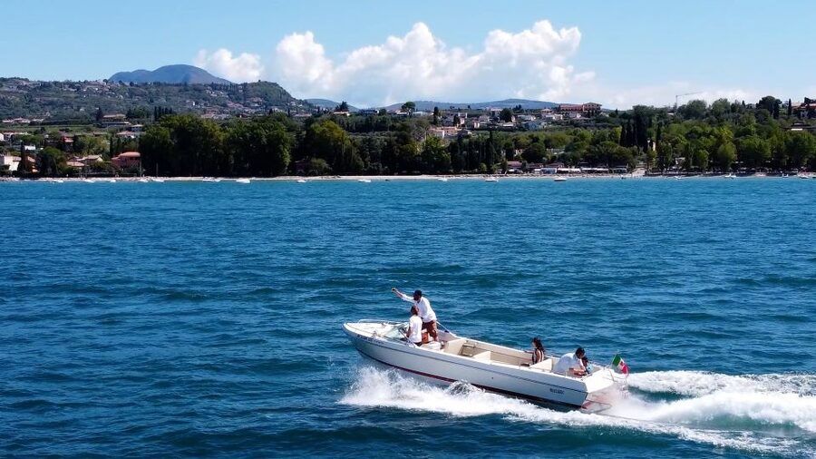 From Lazise: 4 hours boat tour cruise on Lake Garda - Leaving Lazise: Bardolino, Garda, and Punta San Vigilio