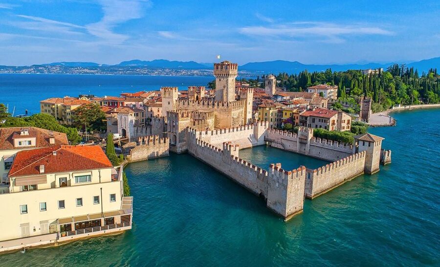 From Lazise: 4 hours boat tour cruise on Lake Garda - Crossing the lake for islands: Isola del Garda and Rabbit Island
