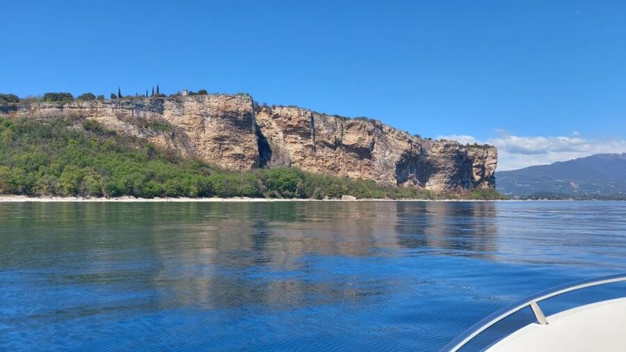From Lazise: 4 hours boat tour cruise on Lake Garda - Prosecco aperitif and snacks: an easy onboard rhythm