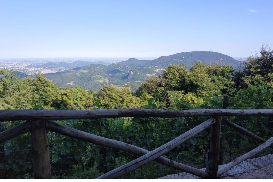 From Verona: Day tour to Madonna della Corona - Lake Garda panoramas: using the timing for real views