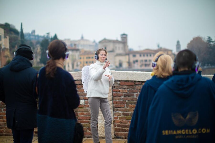 Guided Tour in the center of Verona accompanied by an Angel - How the Headphones and Story Soundtrack Work in Practice