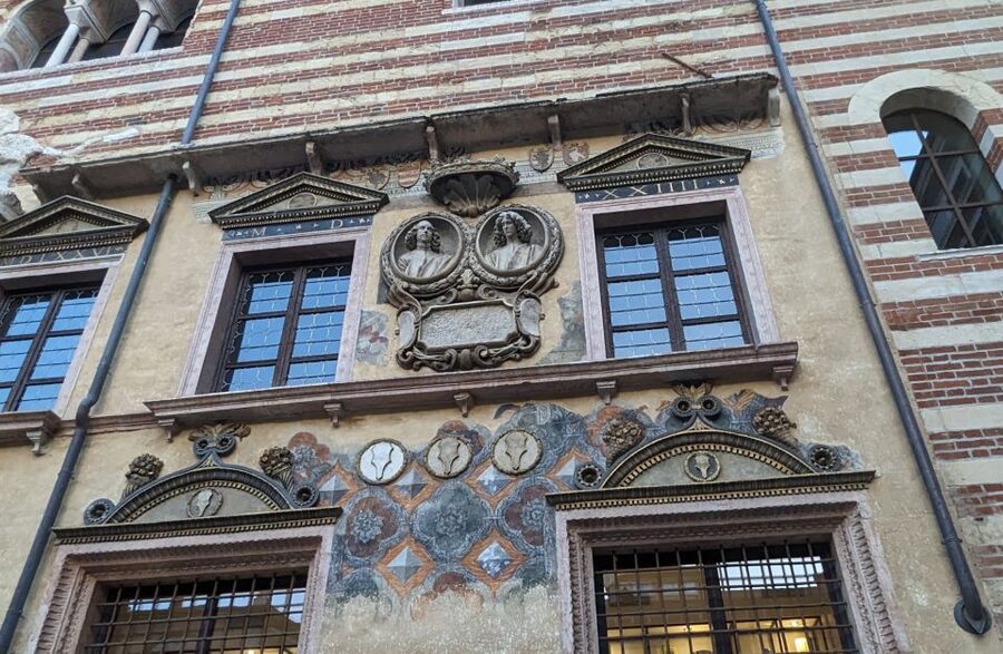Guided Walking Tour in Verona - Piazza dei Signori and Dante’s Presence
