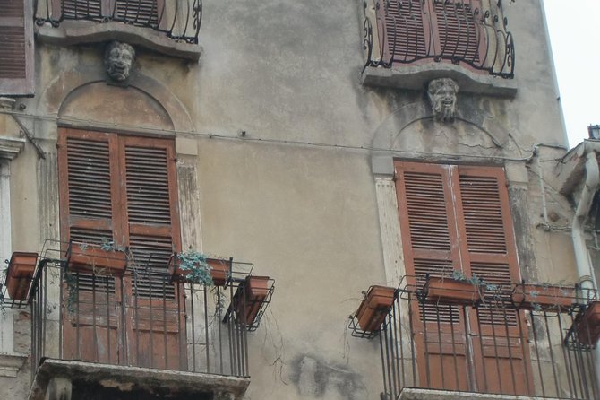 Hidden Verona at Sunset - evening walking tour - Seeing the Jewish district by walking its lines