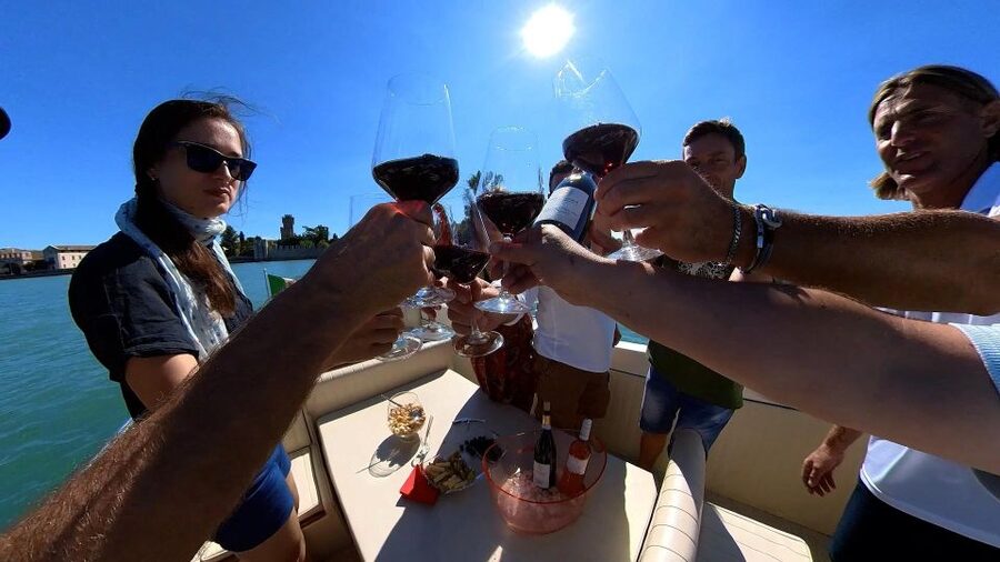Lazise: Sunset Cruise with Wine aperitif on lake Garda - The guide and the boat vibe: small-group attention matters
