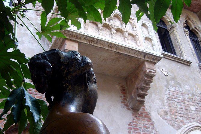 Make your Romantic Proposal in the City of Love - Museo di Castelvecchio: castle mood and story-driven photos