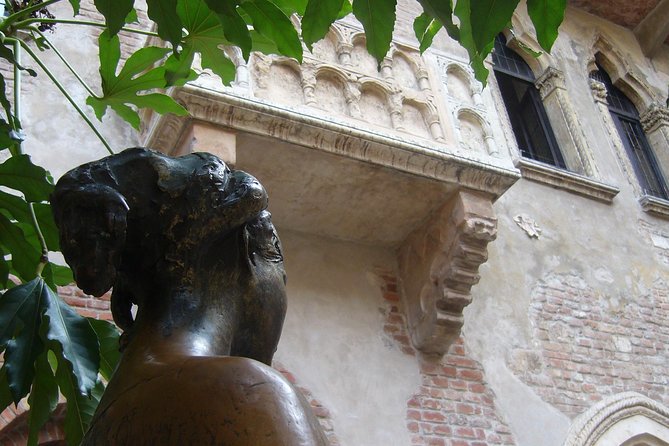 Passionate Verona: Living Romeo and Juliet's Story - Via Portici: the movie-catch moment that snaps the story into place