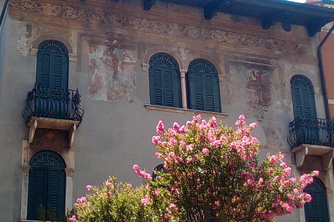 Passionate Verona: Living Romeo and Juliet's Story - Piazza dei Signori: where meeting and rivalry feel possible