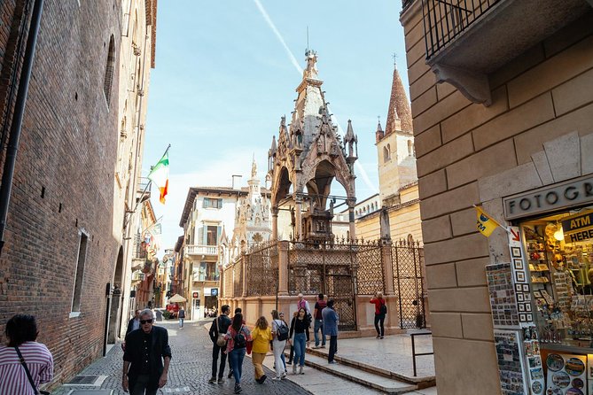 PRIVATE TOUR of Verona: Highlights & Hidden Gems With Locals & Snack Included - Where you meet at Piazza Bra (and why it’s a smart starting point)