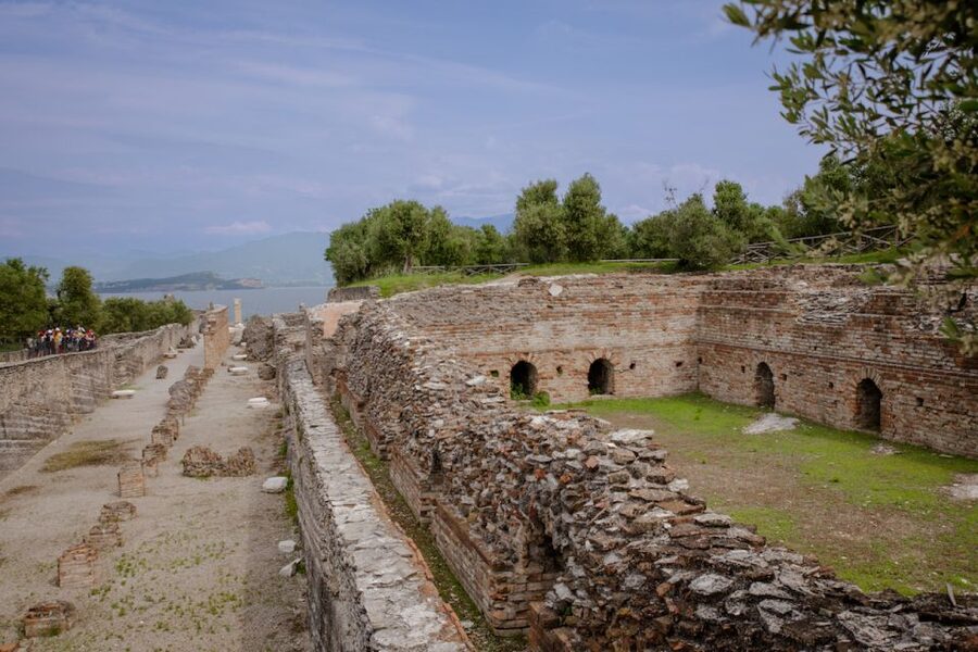 Sirmione: Grotte di Catullo Archeological Tour - Your one-hour plan: what happens from the gate to the views