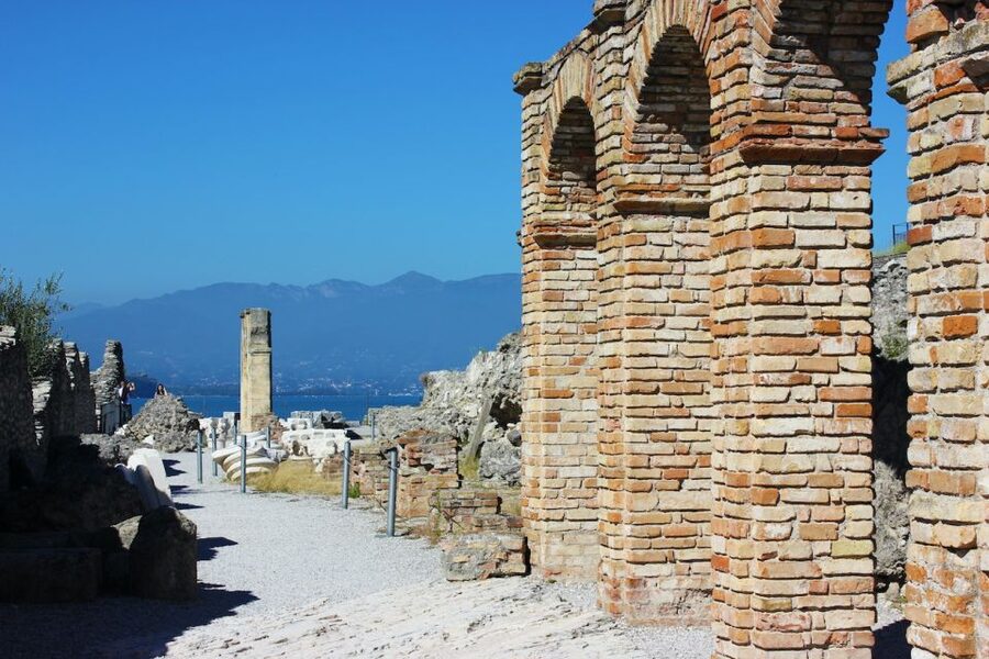 Sirmione: Lake Garda Boat, Grotte di Catullo & Walking Tour - How the guide connects lake views to Roman remains