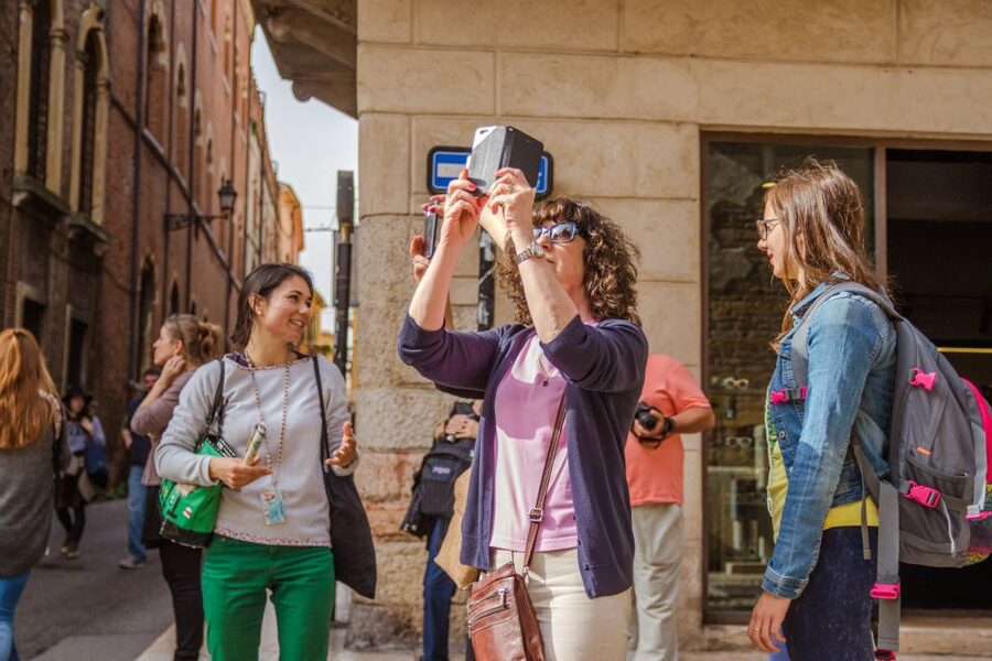 The Highlights of Verona Small Group Walking Tour - Guides: what the best ones do in a short time