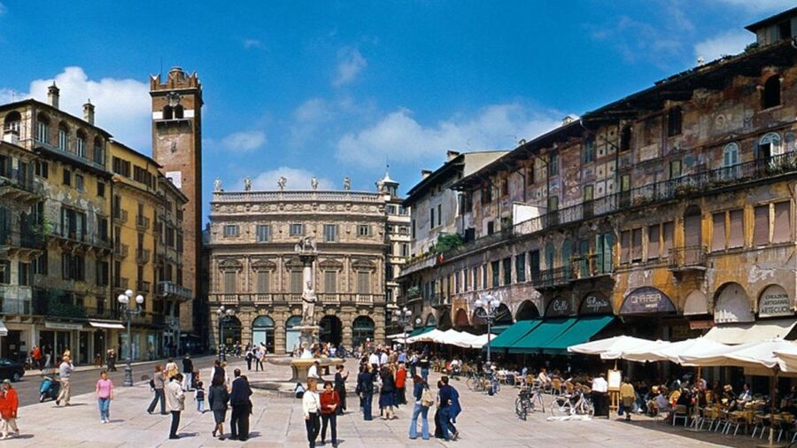 Verona Audioguide - TravelMate app for your smartphone - Castelvecchio: listen while you look at the structure