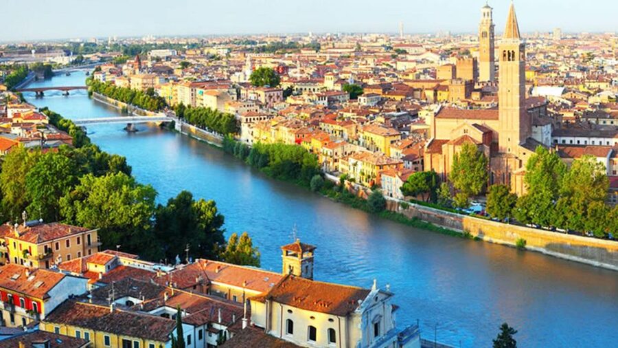 Verona Audioguide - TravelMate app for your smartphone - Cathedral and Old Town: use the audio to guide your attention