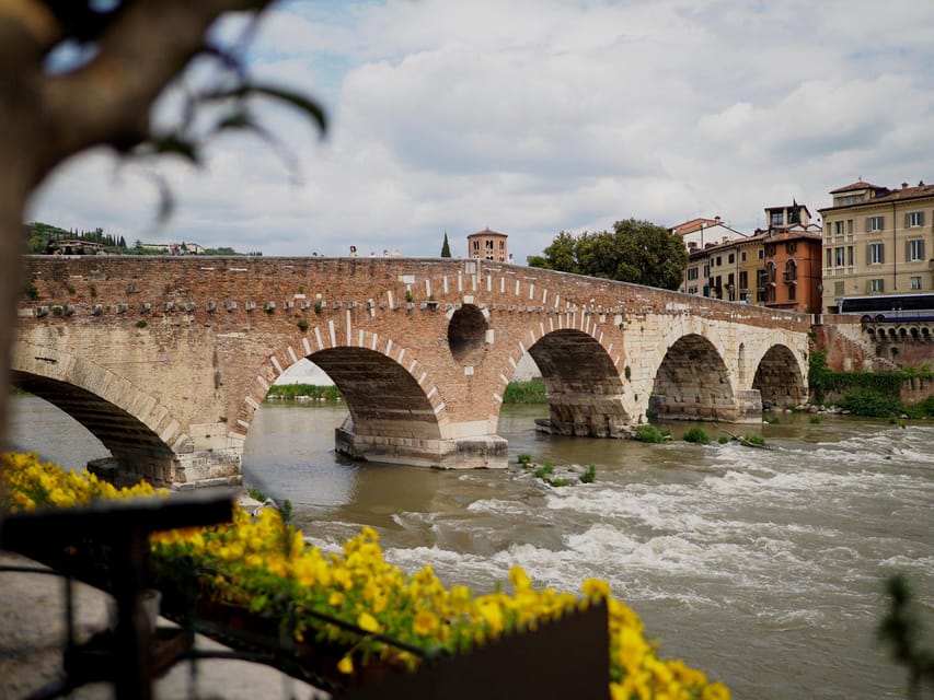 Verona Bike Tour, self-guided - Castelvecchio Bridge: your first big photo moment