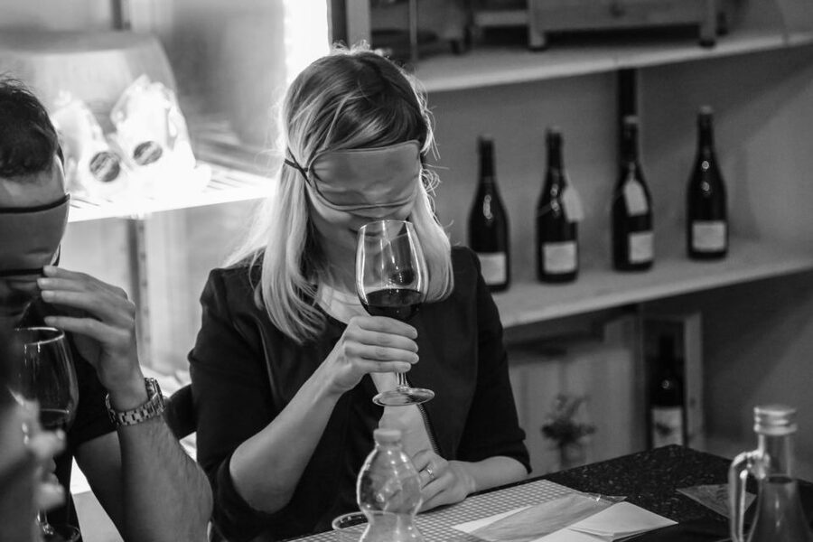 Verona: Blindfolded Wine Tasting - The sensory card: turning guesses into real aroma reasoning