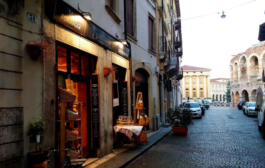 Verona: Blindfolded Wine Tasting - The local food reset: bread, mini charcuterie, and water