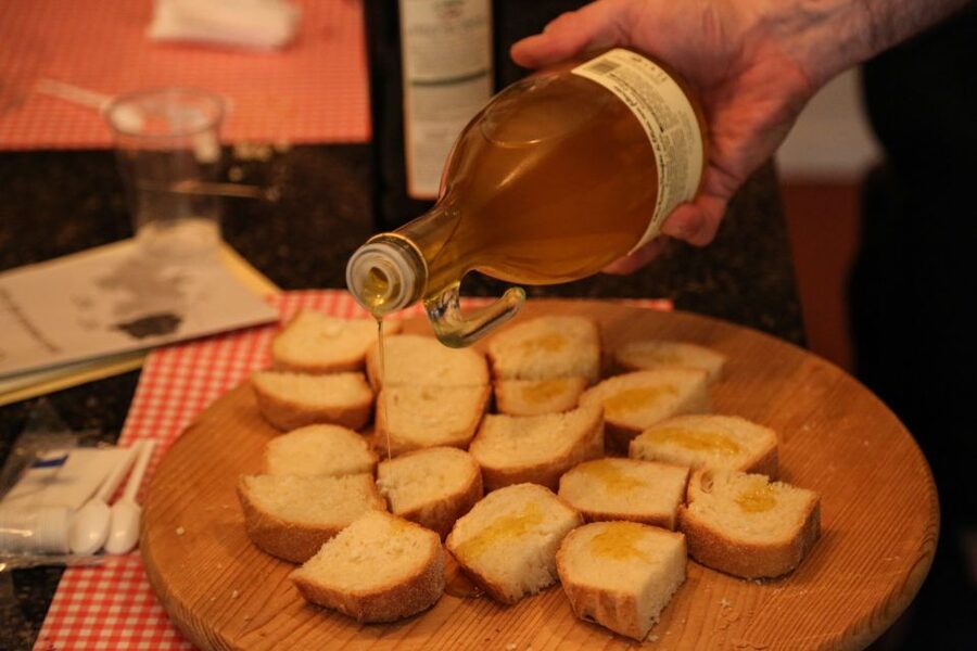 Verona centro: Olive Oil Tasting Experience - The tasting: how you learn to recognize the best extra virgins