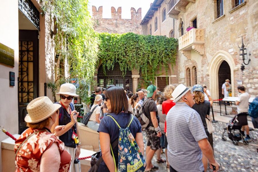 Verona: City Highlights & Street Food Walking Tour - Flego Pasticceria Coffee + Cappuccino and Baci di Giulietta