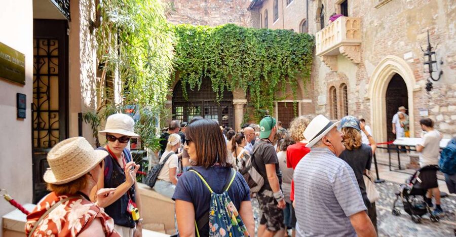 Verona: City Highlights & Street Food Walking Tour - Piazza Brà Start: Meeting at Farmacia Internazionale and Getting in the Right Mood