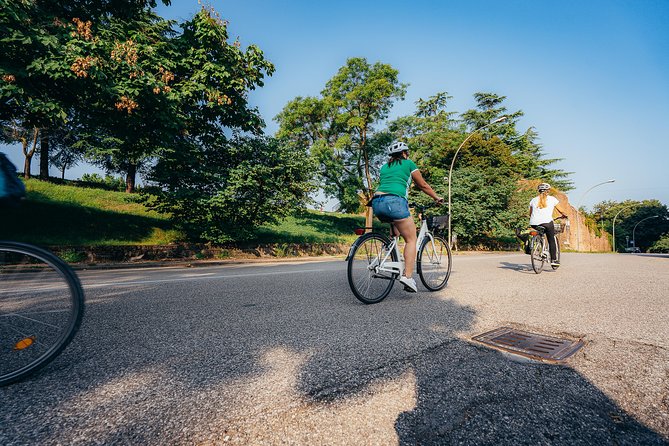 Verona e-bike tour: city center and panoramic views - Narrow streets, two-level churches, and local rhythm