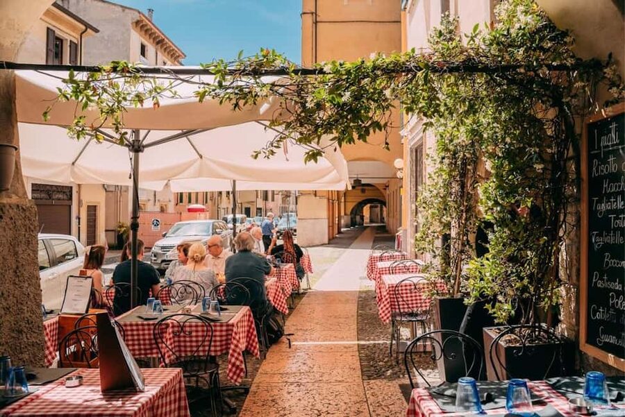 Verona: Food and Wine Tasting Walking Tour - Ponte Pietra wine tasting: drink with a view