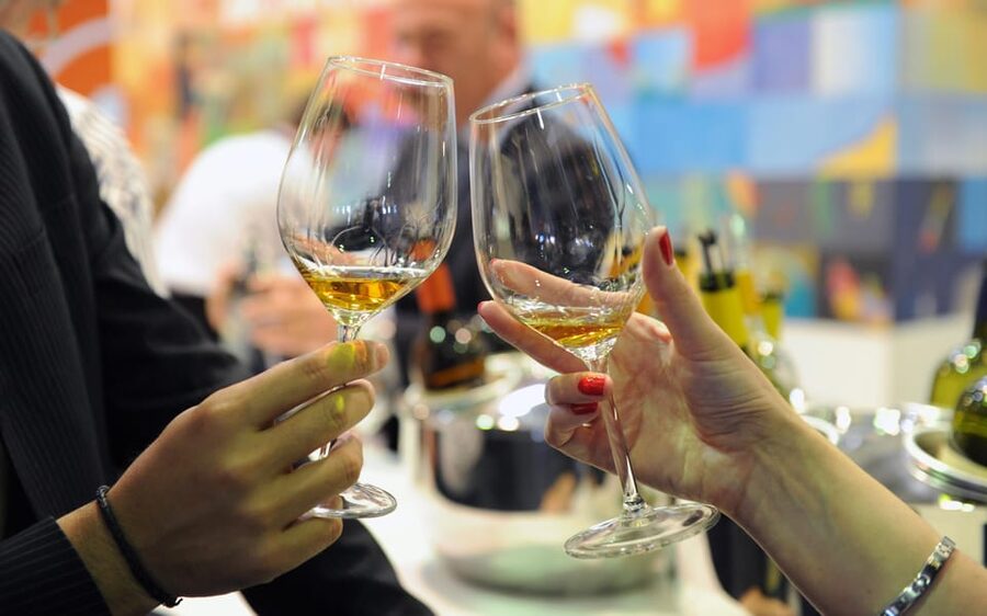 Verona: Full Meal & Wine Tasting Walking Tour - Verona Cathedral area lunch: eating where the city concentrates meaning