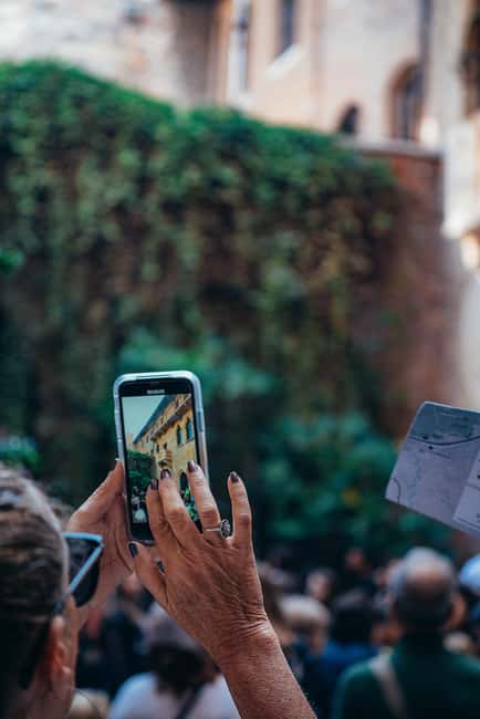 Verona: Highlights Walking Tour with Arena Priority Access - Piazza Erbe to Piazza dei Signori: Where the City Feels Like a Story