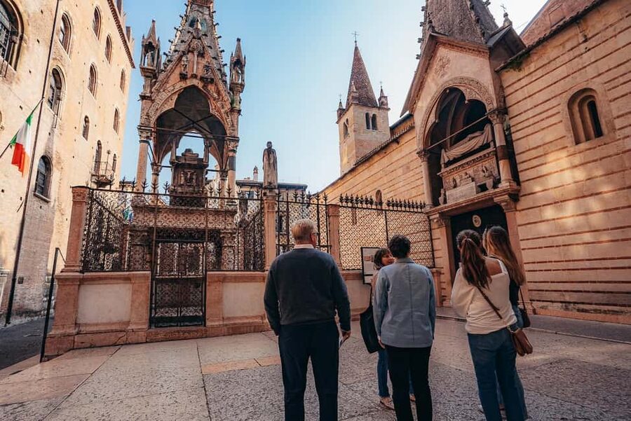 Verona: Highlights Walking Tour with Arena Priority Access - Juliet’s House and the Romeo-and-Juliet Legends With Context