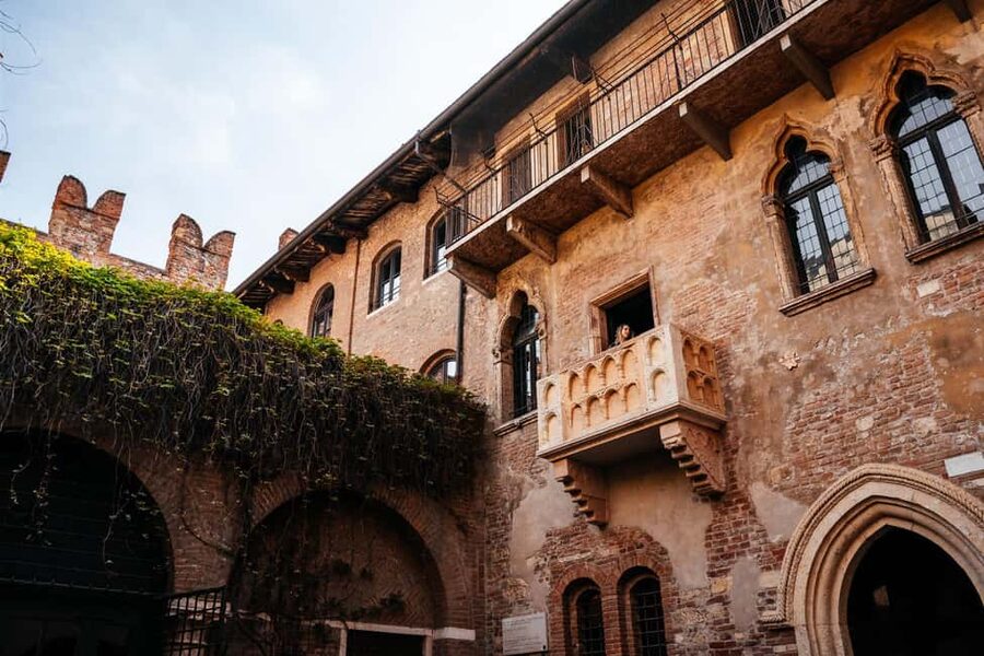 Verona: Highlights Walking Tour with Arena Priority Access - Entering the Verona Arena: Roman Architecture, Gladiator Stories, and Opera Today