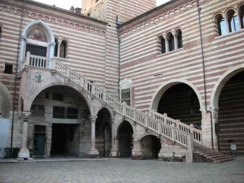 Verona: Private 2-Hour Walking Tour - Walking the narrow streets: the non-mainstream part you’ll feel