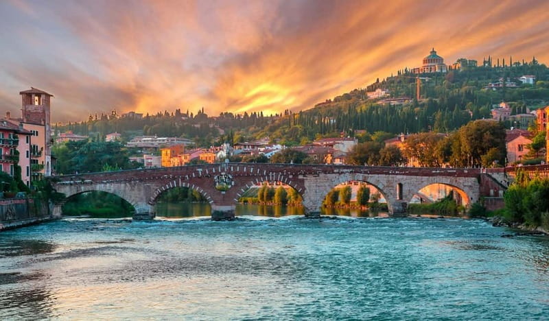 Verona: Romeo and Juliet Guided Walking Tour - Starting at Piazza Bra and the Arena’s big, old entrance