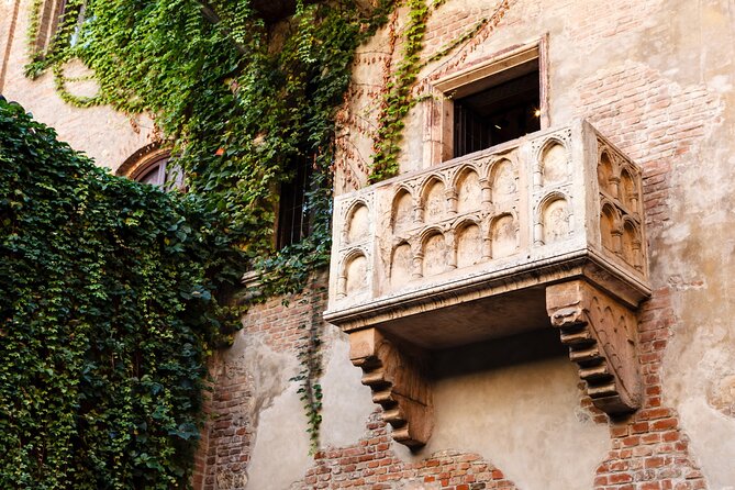 Verona Scavenger Hunt and Highlights Self Guided Tour - Stop 1: Arena di Verona to kick things off