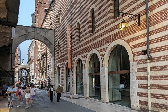Walking Tour in Verona: 9+ Landmarks with Live Guide - Casa di Giulietta: The Love Story Stop (With Perspective)